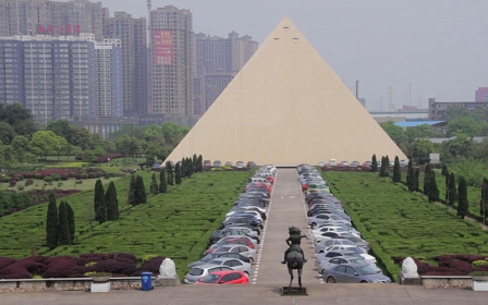 Chinesische Stadt mit europäisch anmutender Parkanlage und dahinter Hochhäuser